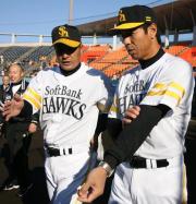 秋山監督は森脇ヘッドと話をしながらグラウンド入り（撮影・藤尾明華）