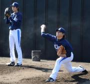 ＷＢＣ首脳陣が見守るなか調整する西武岸（左）と涌井（撮影・小沢裕）