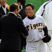 掛布氏（左）と握手をかわす真弓明信監督（撮影・河南真一）