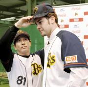 大石監督から帽子をかぶせてもらうボーグルソン（共同）