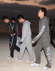 キャンプ初日、朝焼けの中散歩する田中（右端）（撮影・水谷安孝）