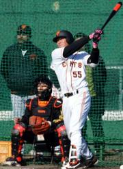 巨人大田は原監督の見守る中、本塁打を放つ（撮影・沢野健太）
