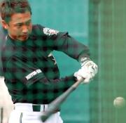 日本ハム二岡はティー打撃を行った（撮影・井上学）