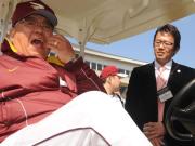 古田氏（右）の訪問を受け談笑する野村監督（撮影・水谷安孝）