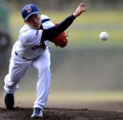 砂ぼこりが舞う中、２回１安打無失点と好投した塚本（撮影・下田雄一）