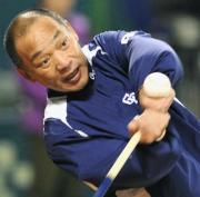 開幕を前に、守備練習でノックする中日・落合監督（共同）