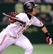 【巨人－中日】８回、脇谷が逆転の２点二塁打を放つ（撮影・宇治久裕）