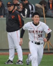 原監督は大田のダッシュを見守る(撮影・松本俊)