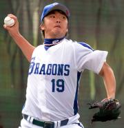 打撃投手の吉見が勢いよく投げ込む（撮影・清水貴仁）