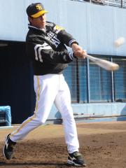 秋山幸二監督はロングティーで快音を飛ばす(撮影・多田篤)