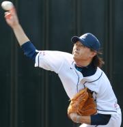 初のブルペン投球を行った涌井(撮影・沢野健太)