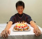 21歳の誕生日で延江はバースデーケーキを前に笑顔(撮影・岡潤一)