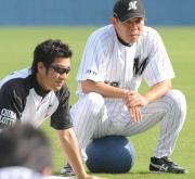 西岡(左)と話す西村監督(撮影・柴田隆二)