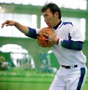 荒木雅博はノックを受ける(撮影・清水貴仁)