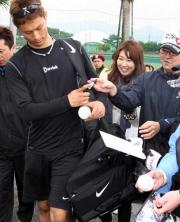 練習後、ファンにサインするダルビッシュ(撮影・黒川智章)