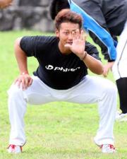日本ハム中田は守備の構えをする（撮影・井上学）