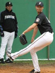 梨田監督（左）はダルビッシュの投球を見つめる（撮影・井上学）