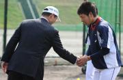 桑田真澄氏（左）と握手を交わす雄星（撮影・小沢裕）