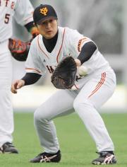 一塁のポジションでノックを受ける高橋（撮影・松本俊）