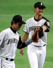 【日本ハム－ロッテ】金子とハイタッチのダルビッシュ（撮影・宮川勝也）