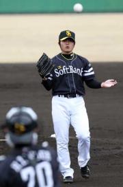 【広島－ソフトバンク】杉内はボールを受け取る（撮影・藤尾明華）