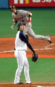 【オリックス－巨人】坂本に本塁打を浴びる金子（撮影・野上伸悟）