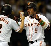 【巨人－阪神】小笠原とグータッチするラミレス（撮影・宮川勝也）