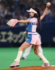 【中日－広島】フィギュアの村上佳菜子が始球式を行う（撮影・清水貴仁）