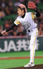 【ソフトバンク－オリックス】始球式をする佐藤隆太（撮影・今浪浩三）