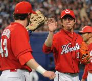 【中日－広島】フィオレンティーノとタッチする前田健（撮影・桜井希望）