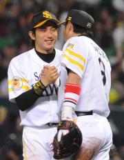 【ソフトバンク-オリックス】川崎は小久保と握手する(撮影・多田篤)