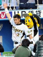 【阪神-横浜】城島は大歓声を受けお立ち台に向かう(撮影・上田博志)