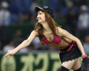 【日本ハム－オリックス】始球式を務めた菜々緒（撮影・黒川智章）