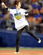 【横浜－巨人】始球式を行う小島慶子ＴＢＳアナウンサー（撮影・松本俊）