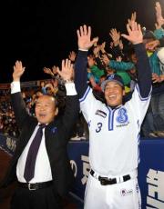 【横浜－巨人】スレッジは、加地球団社長とバンザイ（撮影・山崎哲司）