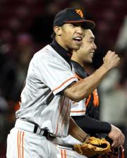 【広島－巨人】９回、クルーンは笑顔でガッツポーズ（撮影・加藤哉）
