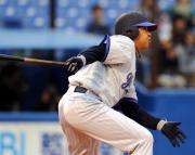 【ヤクルト－横浜】６回表、逆転適時打を放つスレッジ（撮影・宮川勝也）
