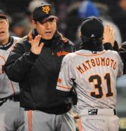 【阪神－巨人】ナインを出迎える原辰徳監督（巨人）（撮影・河南真一）