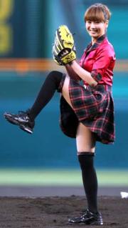 【阪神－巨人】スカート姿で始球式する藤本美貴（撮影・田崎高広）