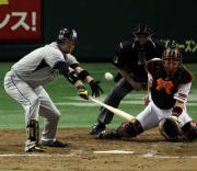 【巨人－阪神】８回、ブラゼルは２点適時打を放つ（撮影・浅見桂子）