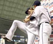 【西武-ソフトバンク】片岡にキスを迫られ逃げる涌井(撮影・蔦林史峰)