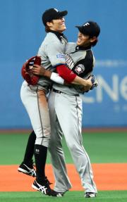 【オリックス-日本ハム】試合後、抱き合う糸井と稲葉(撮影・黒川智章)