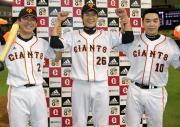 【巨人-中日】小笠原、内海、阿部はお立ち台で笑顔(撮影・松本俊)