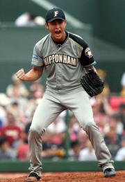 【楽天－日本ハム】完投のダルビッシュはガッツポーズ（撮影・井上学）