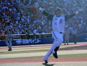 横浜対巨人　ハーパーはサヨナラ本塁打を放ち大喜び（撮影・山崎哲司）