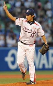 ヤクルト対中日　球審にスイングをアピールする由規（撮影・小沢裕）