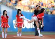 横浜対ヤクルト　始球式を行う東京女子流のメンバー（撮影・山崎哲司）