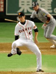 巨人対阪神　山口はブラゼルの打球を後ろ向きで好捕する（撮影・松本俊）