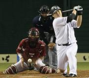 ９回裏西武２死満塁、空振り三振に倒れる中村（撮影・野上伸悟）