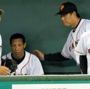 同点に追いつかれ斎藤コーチに肩をたたかれるクルーン（撮影・松本俊）
